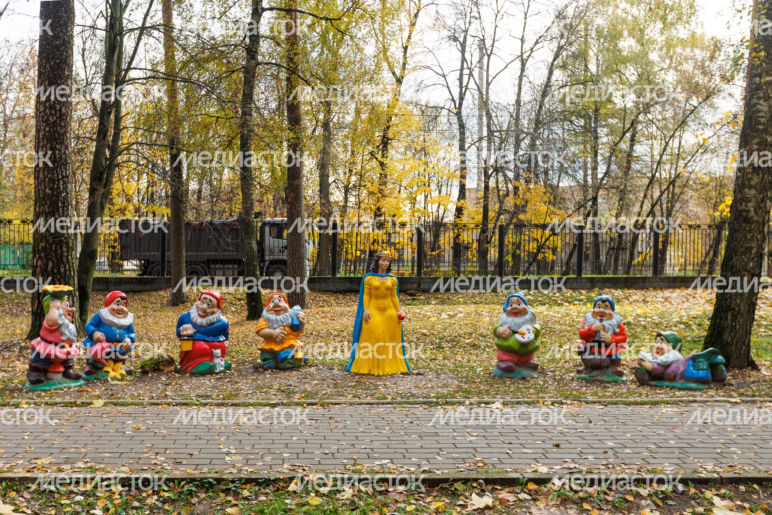 Аллея сказок в Центральном парке культуры и отдыха в Ногинске осенью Аллея сказок в Центральном парке культуры и отдыха в Ногинске осенью