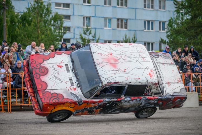 Экстремальная программа, яркие эмоции, адреналин и безумные трюки на автомобилях на шоу каскадеров в Чехове