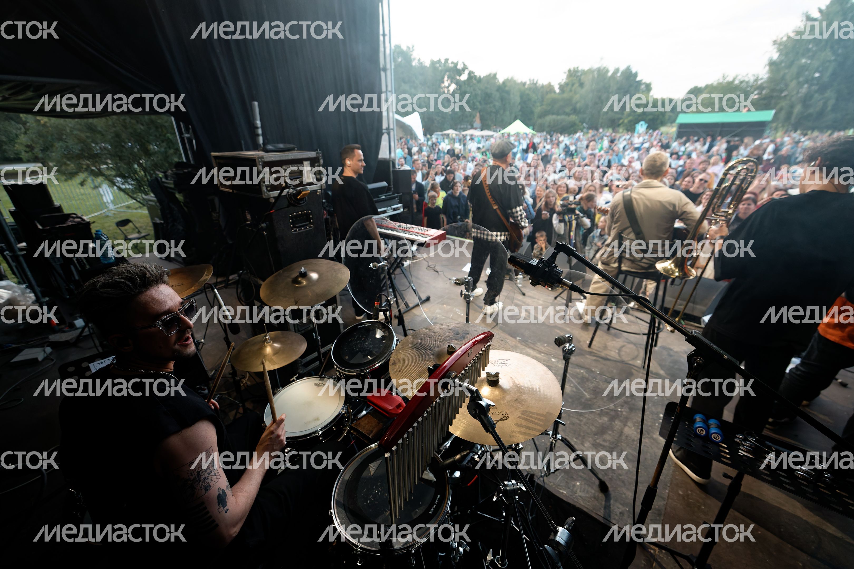 Рок-группа Uma2rman на закрытии фестиваля «Каникулы» в музее-заповеднике «Горки Ленинские»