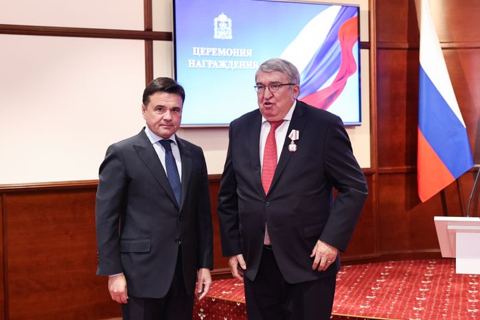 Андрей Воробьев наградил Виктора Егорова орденом Пирогова