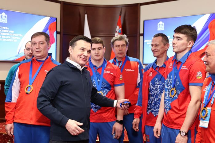 Андрей Воробьёв поздравил команду по следж-хоккею «Гвардия» с победой