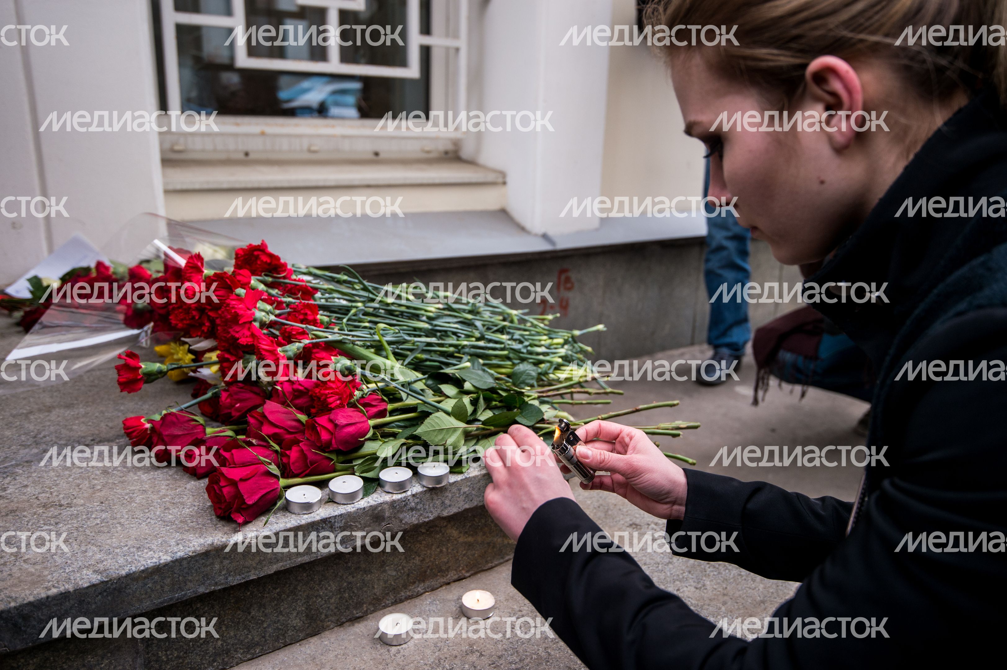 Москвичи несут цветы к посольству Бельгии