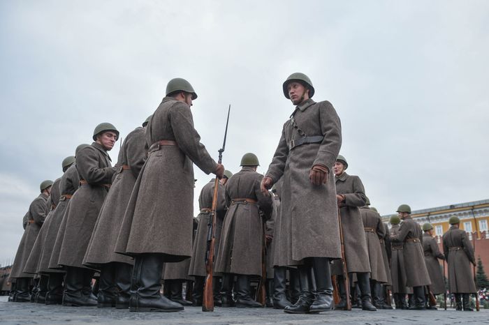 Торжественный марш в честь парада 1941 года на Красной площади в Москве