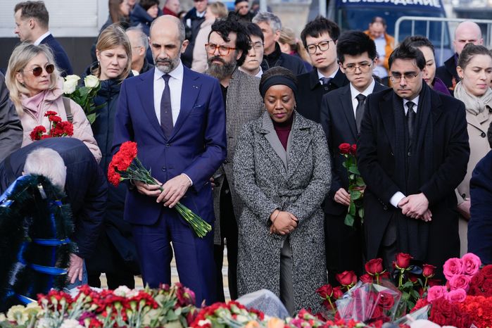 Главы и сотрудники дипмиссий возложили цветы к мемориалу у «Крокус Сити Холла»