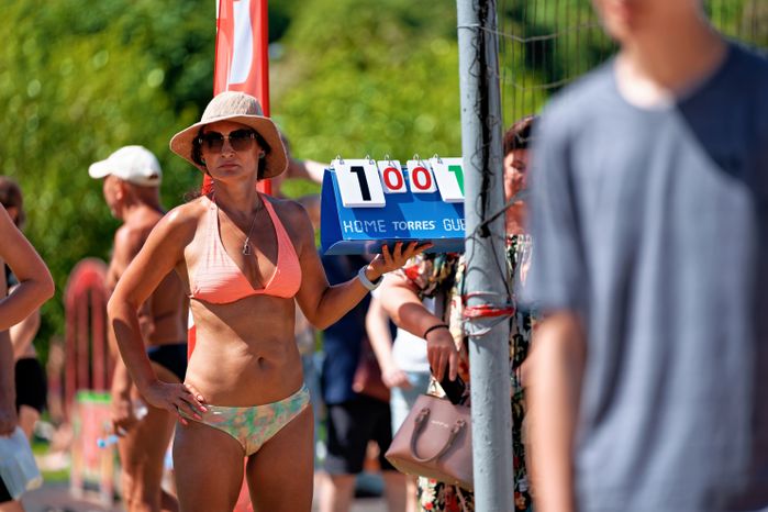 Волейбол со звездами на семейном фестивале «Звездное лето в Подмосковье» на набережной озера Сенеж