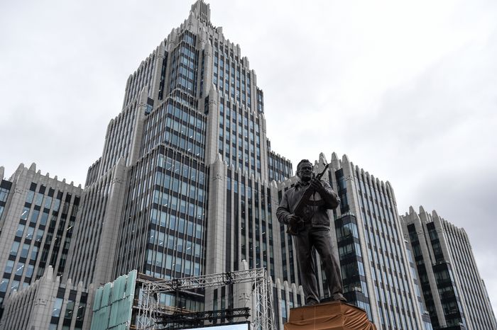 В Москве торжественно открыли памятник Михаилу Калашникову