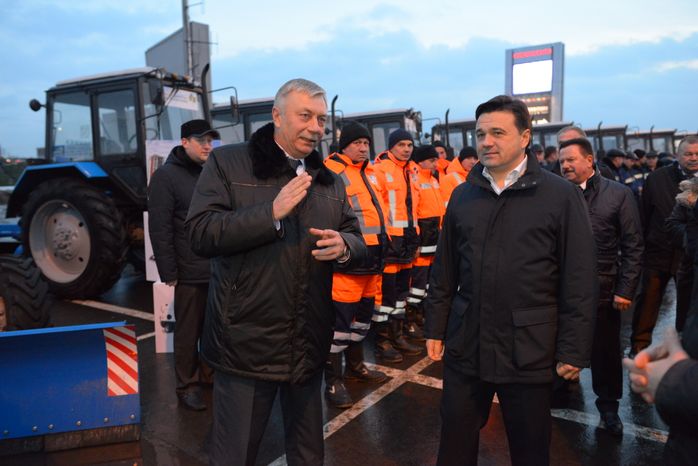 А. Воробьев вручил ключи от снегоуборочной техники