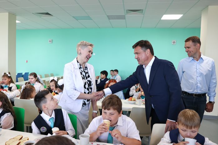 Андрей Воробьев посетил торжественную линейку в новой зарайской школе