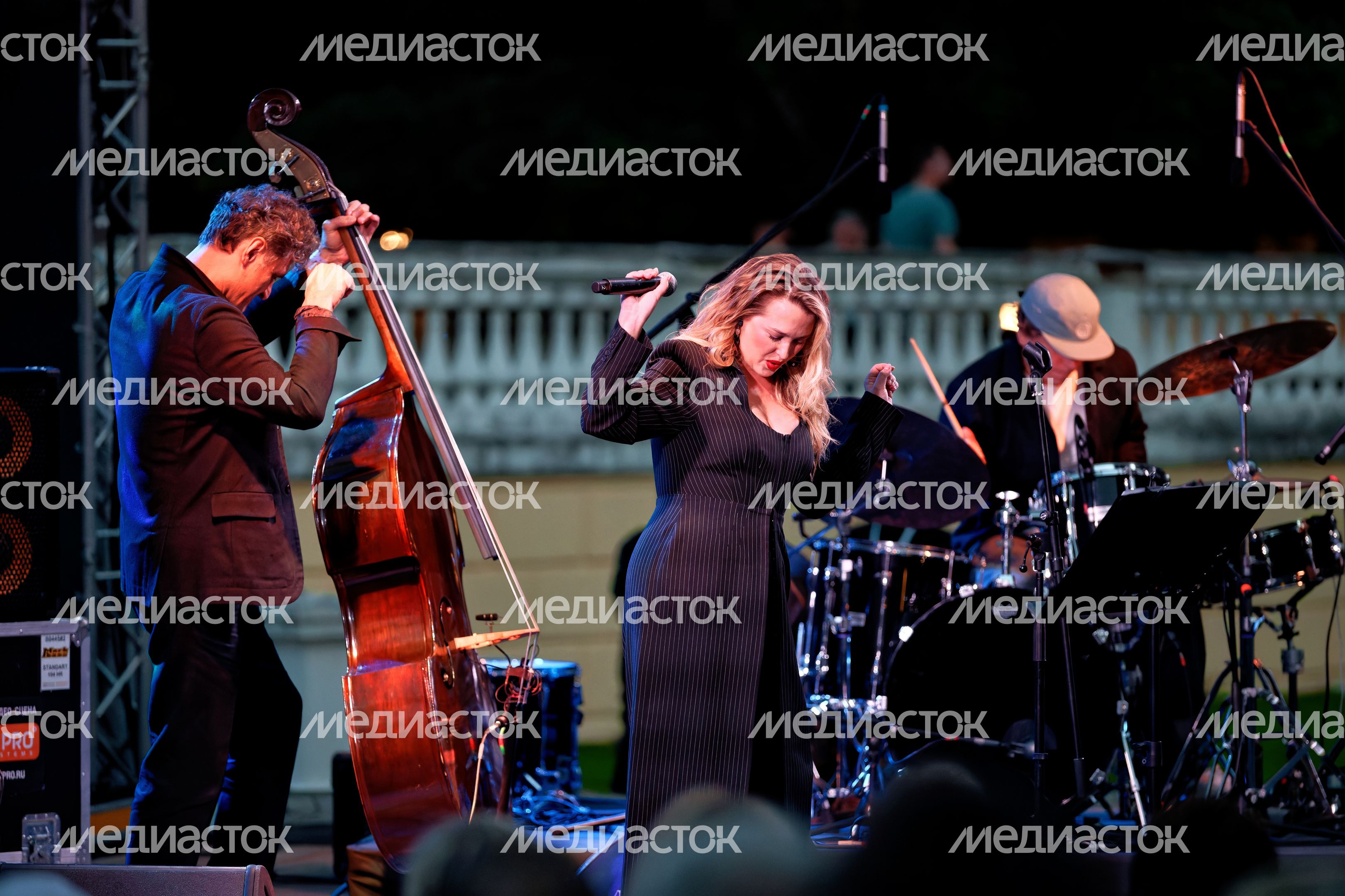 Аглая Шиловская и LRK trio на фестивале «Джазовые сезоны» в музее-заповеднике «Архангельское» округа Красногорск Аглая Шиловская и LRK trio на фестивале «Джазовые сезоны» в музее-заповеднике «Архангельское» округа Красногорск