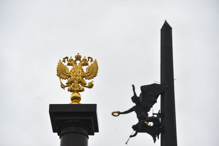 Промывка после зимы Монумента Победы на Поклонной горе в Москве