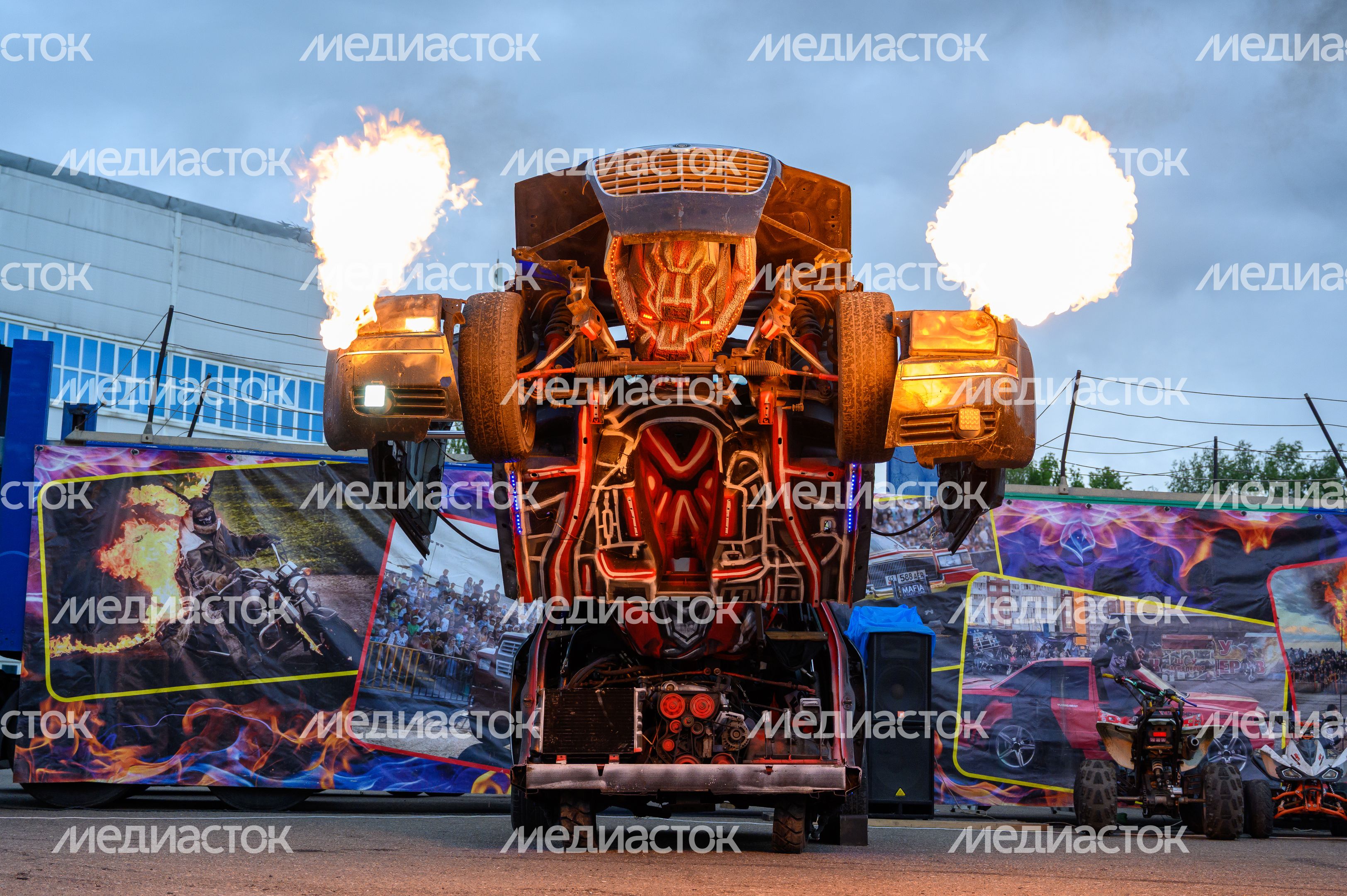 Невероятные трюки на автомобилях на шоу каскадеров в Чехове: робот-трансформер превратился из машины в автобота Невероятные трюки на автомобилях на шоу каскадеров в Чехове: робот-трансформер превратился из машины в автобота