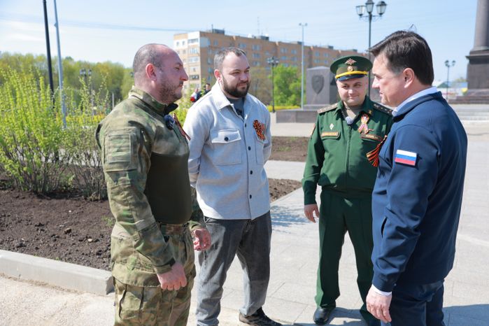 Андрей Воробьев вместе с ветеранами СВО возложил цветы к стеле в Можайске