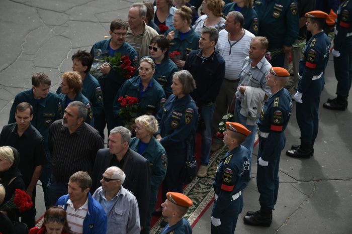 Прощание с погибшими членами экипажа самолета Ил-76 в Жуковском