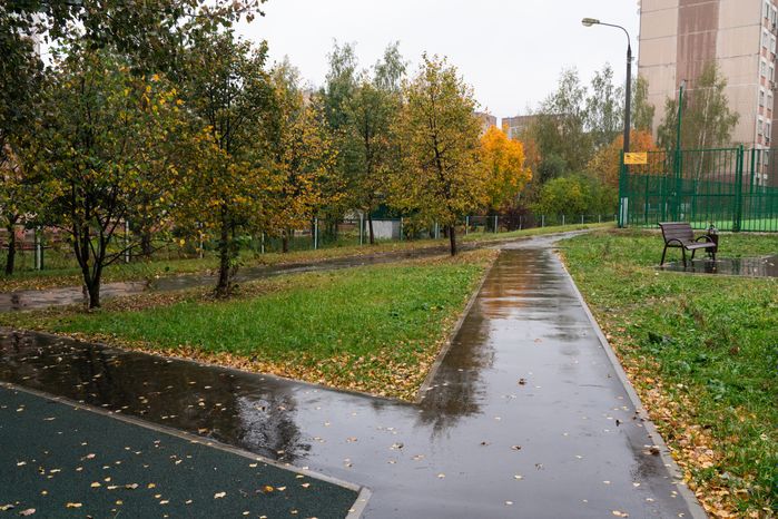 Благоустроенные народные тропы на улице Молодежной в Нахабино округа Красногорск