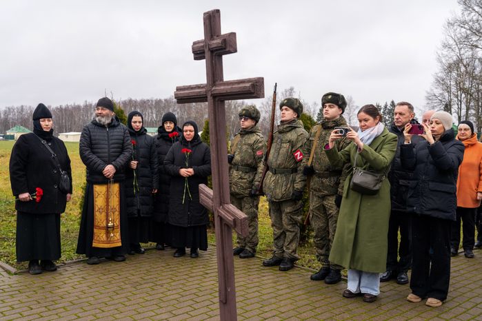 Возложение цветов к могиле Неизвестного солдата на Бородинском поле