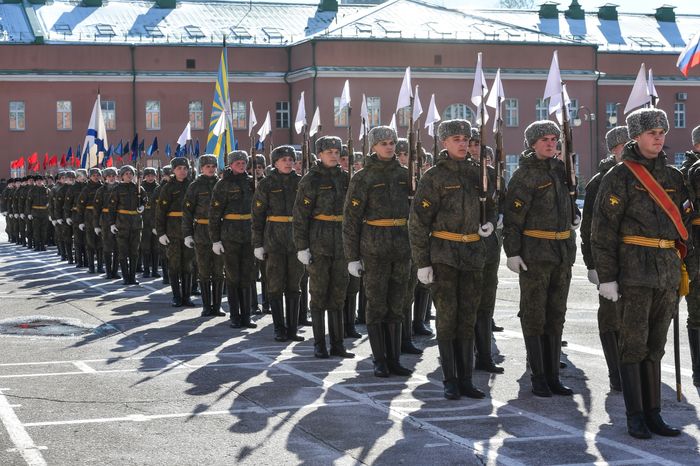 Подготовка военнослужащих отдельного комендантского Преображенского полка к военному параду на Красной площади