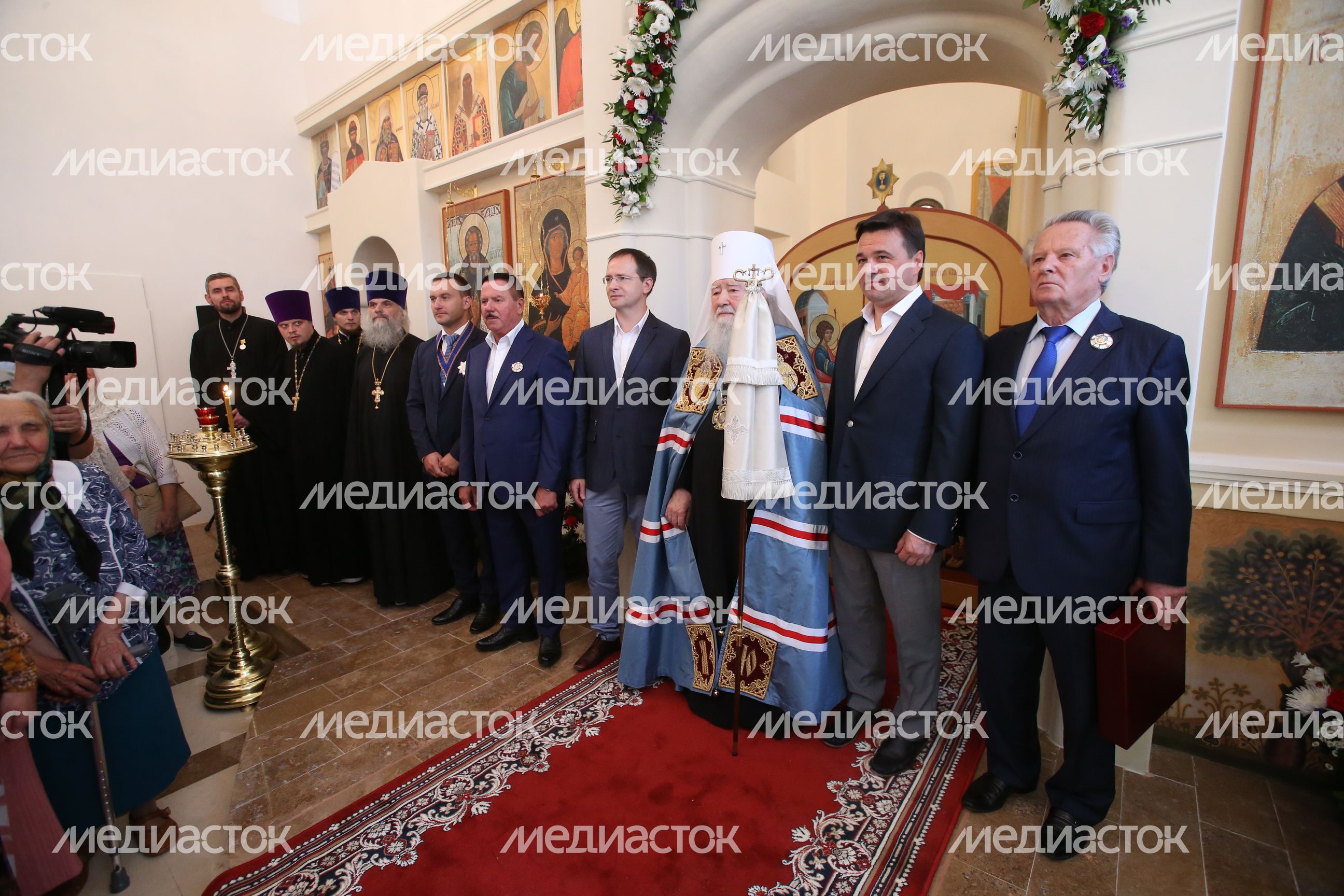 Губернатор принял участие в церемонии освящения нового храма и возложении цветов к Вечному огню в Королеве