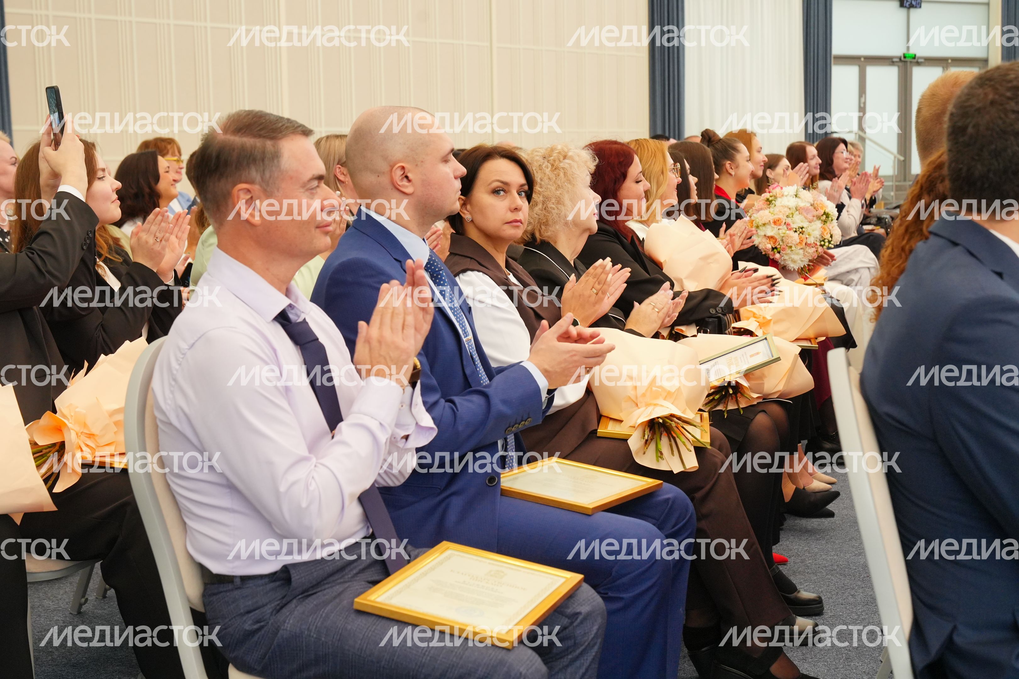 Сотрудников МФЦ Подмосковья поздравили с профессиональным праздником Сотрудников МФЦ Подмосковья поздравили с профессиональным праздником