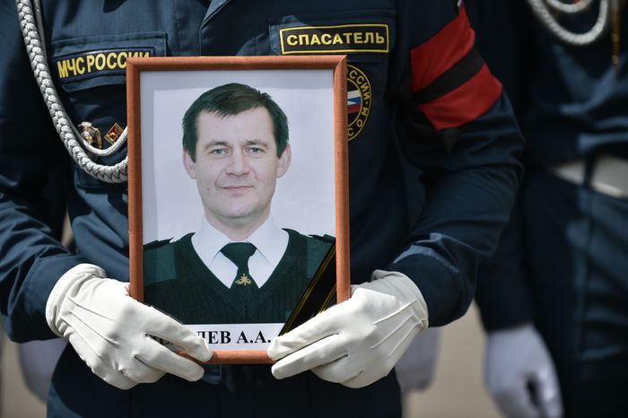 Прощание с погибшими членами экипажа самолета Ил-76 в Жуковском