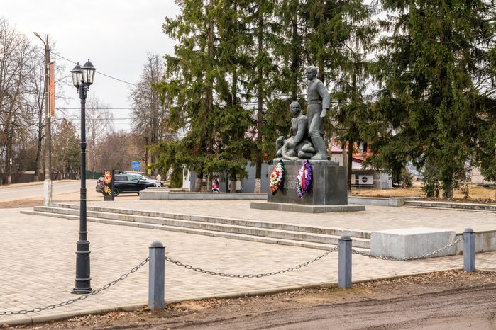 Памятник юным героям-партизанам в селе Осташево Волоколамского округа