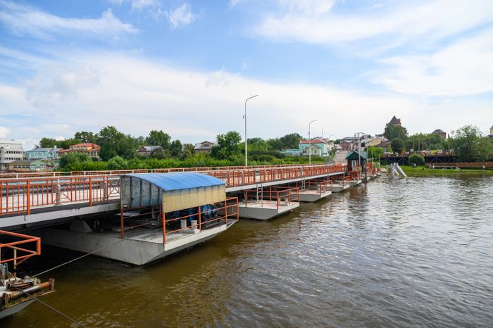 Наплавной разводной Бобреневский мост в Коломне через Москву-реку