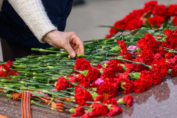 Возложение участниками автомотопробега цветов к мемориалу в Дмитровском округе в преддверие Дня Победы