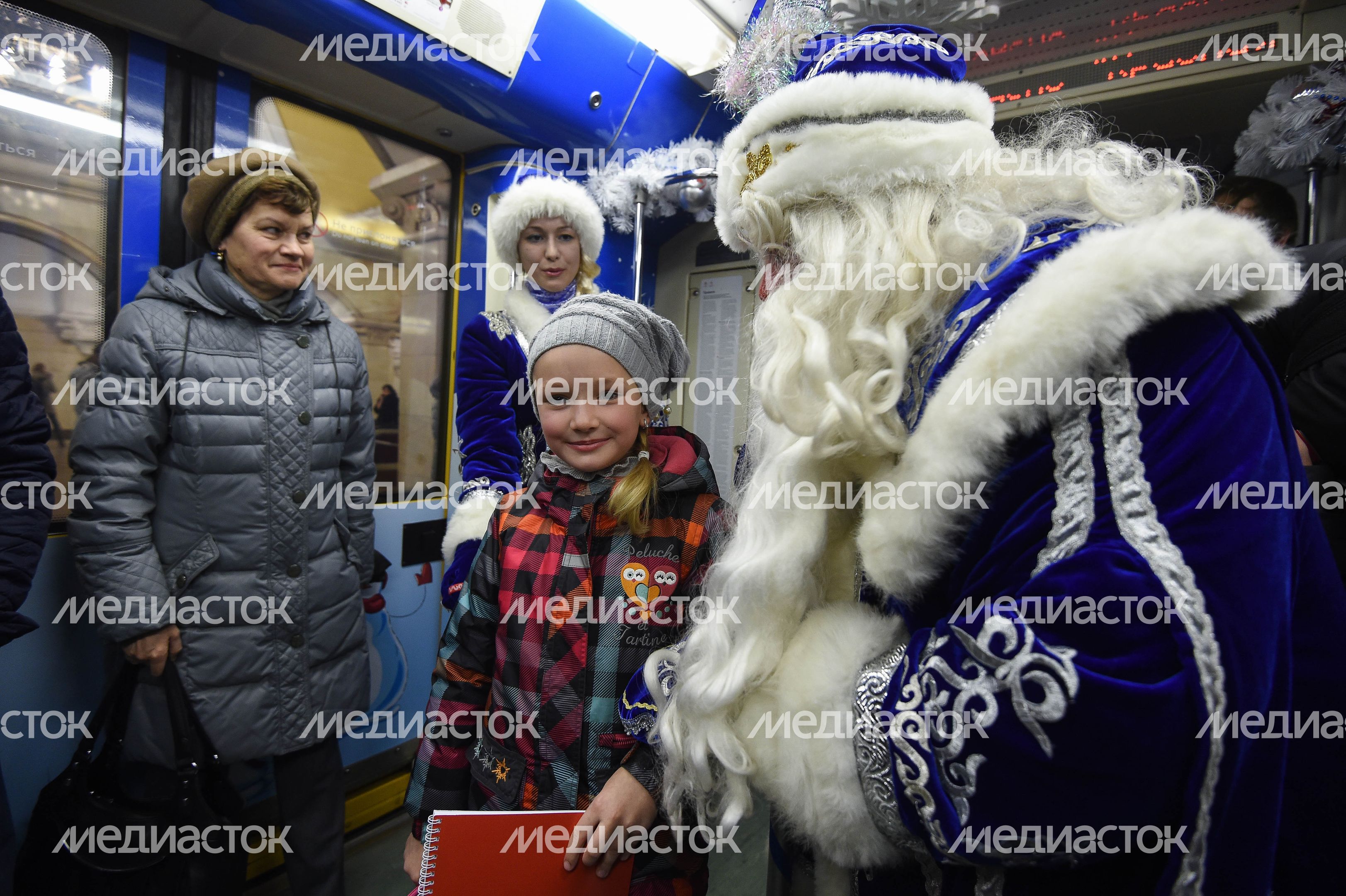 Запуск новогоднего поезда в Московском метрополитене Запуск новогоднего поезда в Московском метрополитене