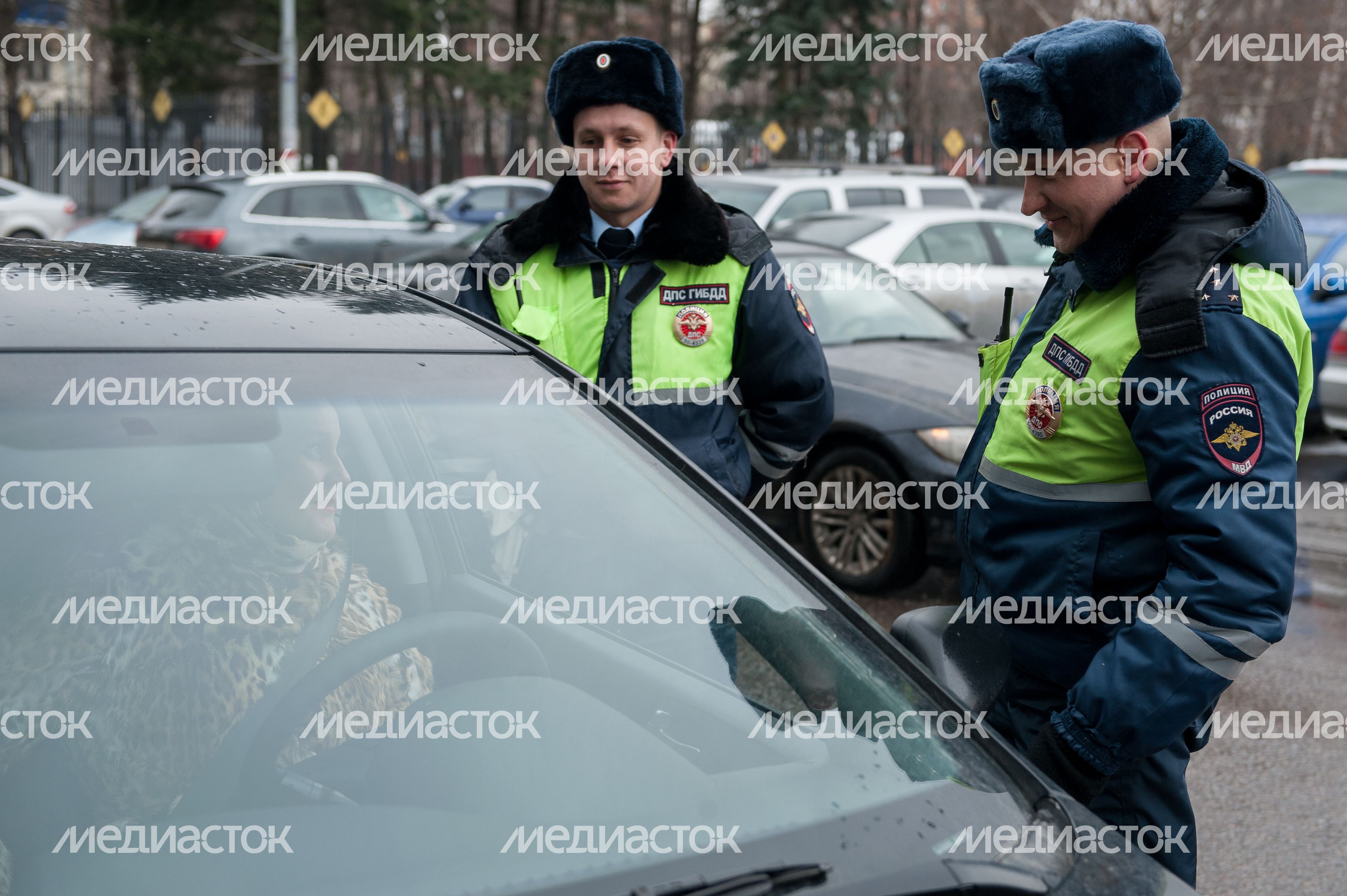 Сотрудники ГИБДД поздравляют женщин в преддверии 8 марта