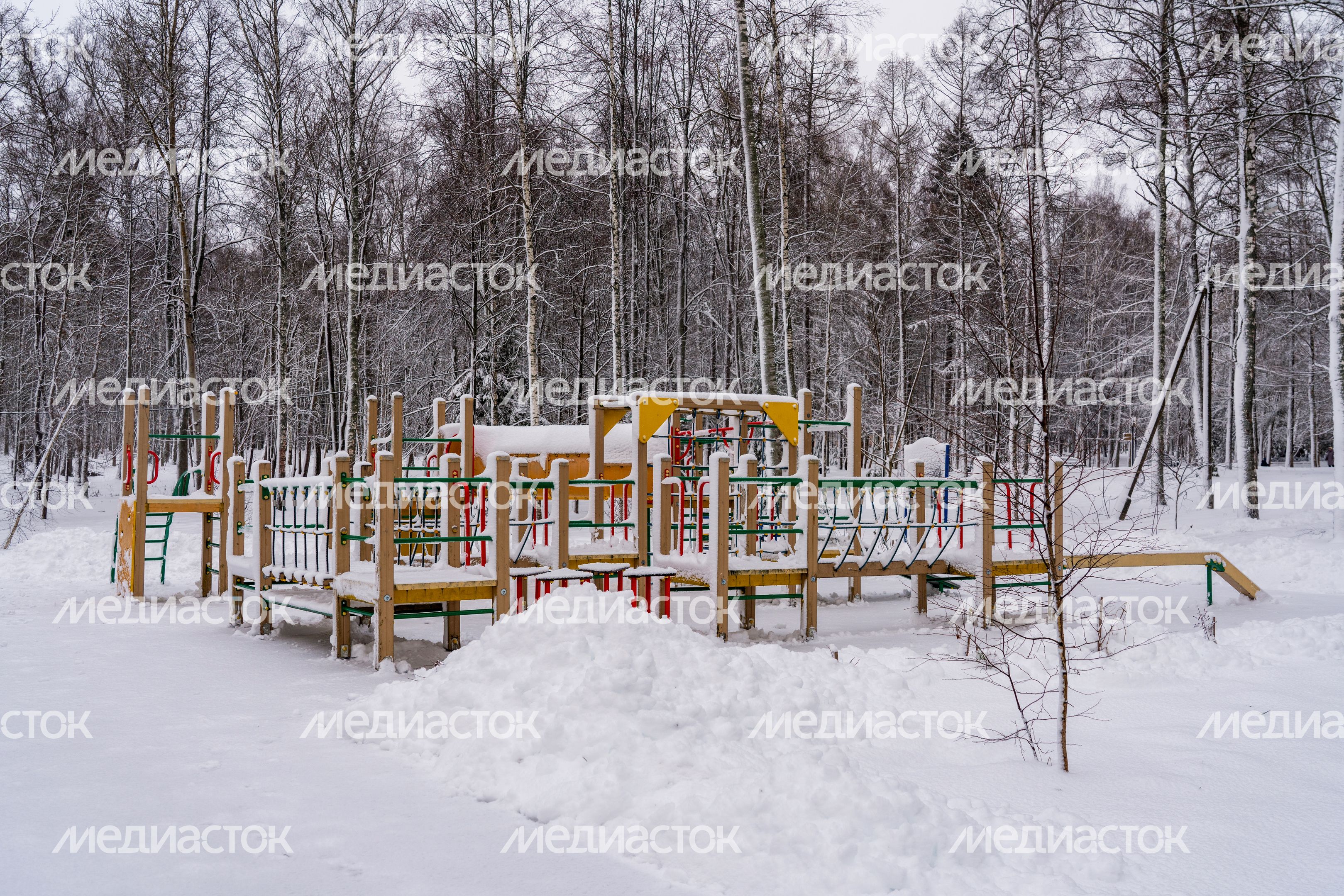 Детская площадка в Высоковском городском парке культуры и отдыха «Березовый» в округе Клин зимой Детская площадка в Высоковском городском парке культуры и отдыха «Березовый» в округе Клин зимой