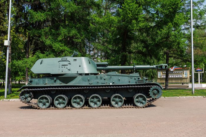 Памятник технике 152-мм самоходная пушка-гаубица 2 СЗ «Акация» у мемориала «Защитникам Отечества» в Лыткарино
