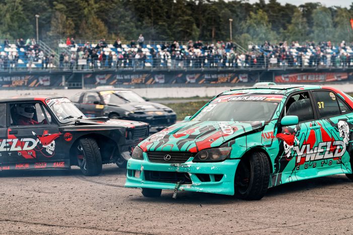 Гонка автомобилей на дрифт-фестивале скорости и драйва Drift Expo Track Mode 2025