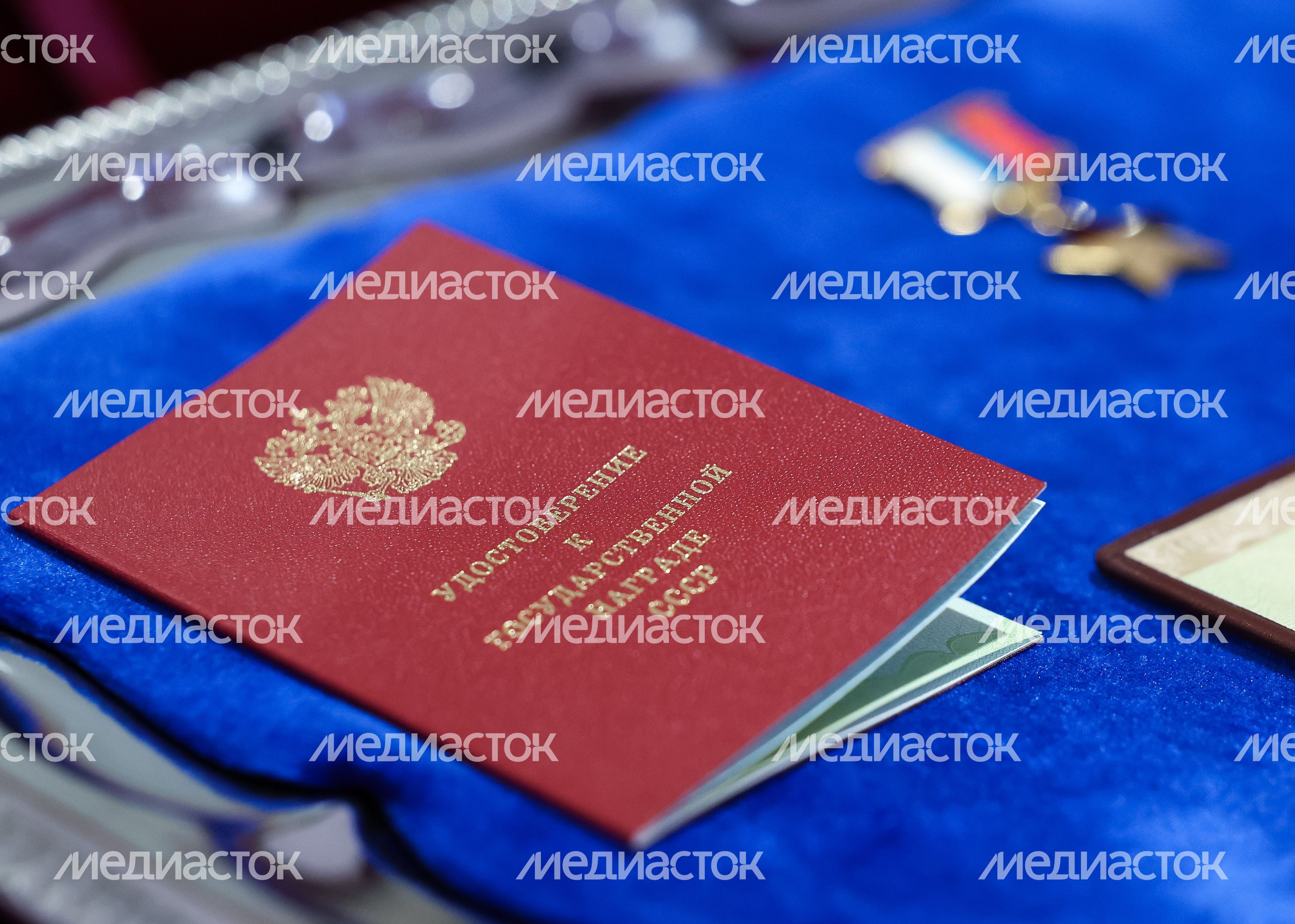 Родственникам легендарного лётчика Николая Терёхина передали "Золотую Звезду" Героя России Родственникам легендарного лётчика Николая Терёхина передали "Золотую Звезду" Героя России