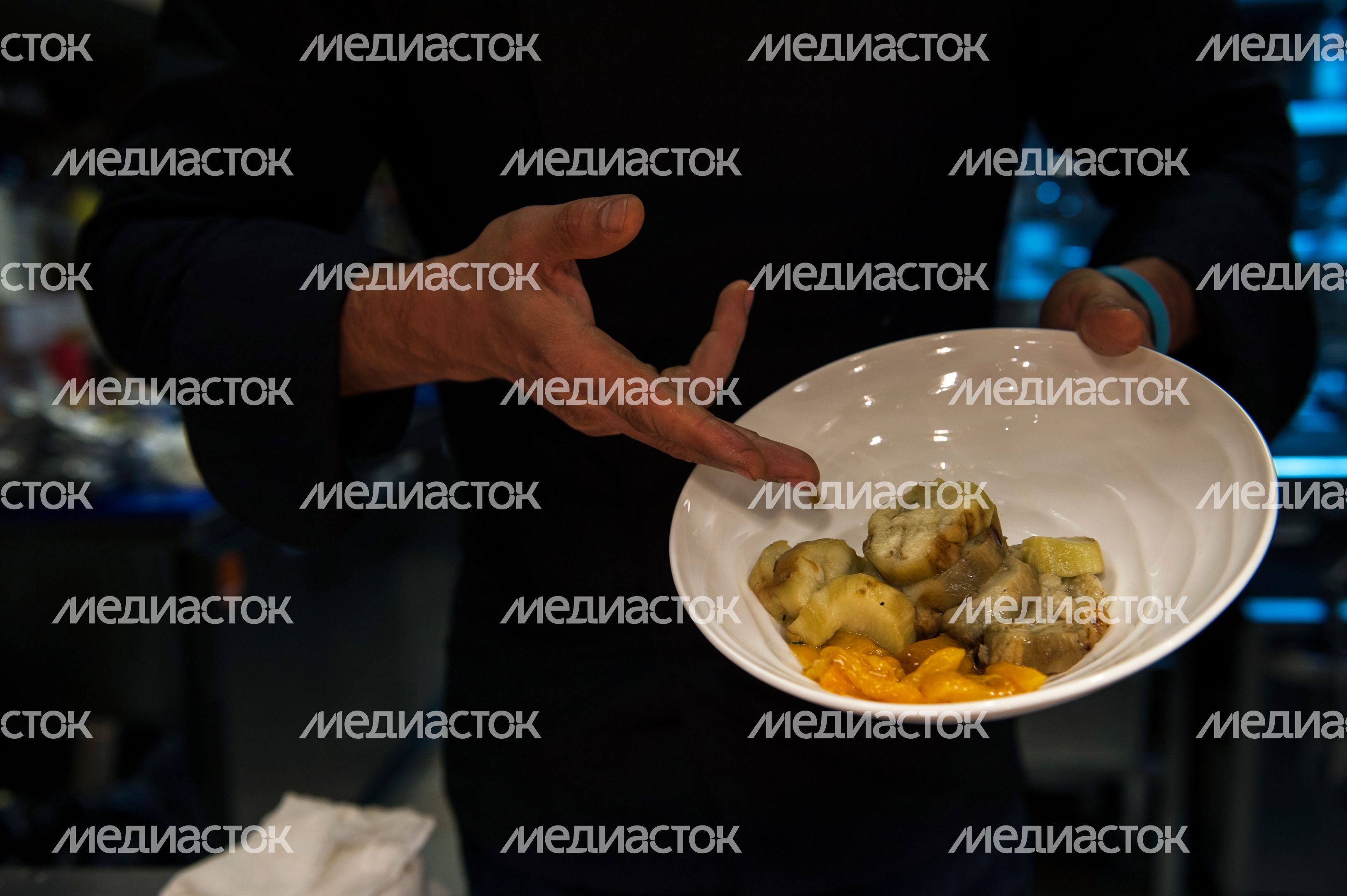 Приготовление салата с кальмарами и овощами на гриле