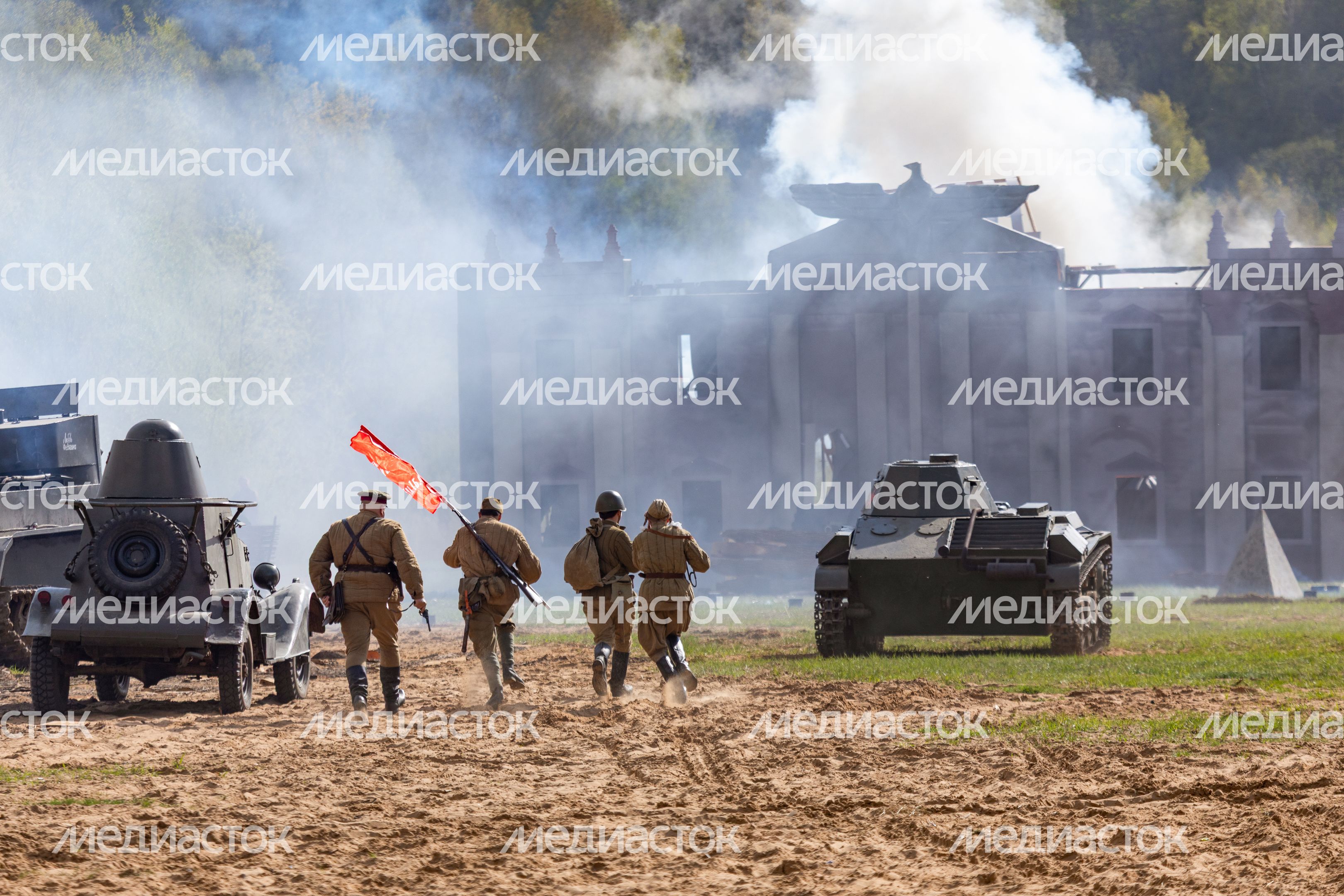 Военно-историческая реконструкция "Успех в единстве поколений" в Химках Военно-историческая реконструкция "Успех в единстве поколений" в Химках