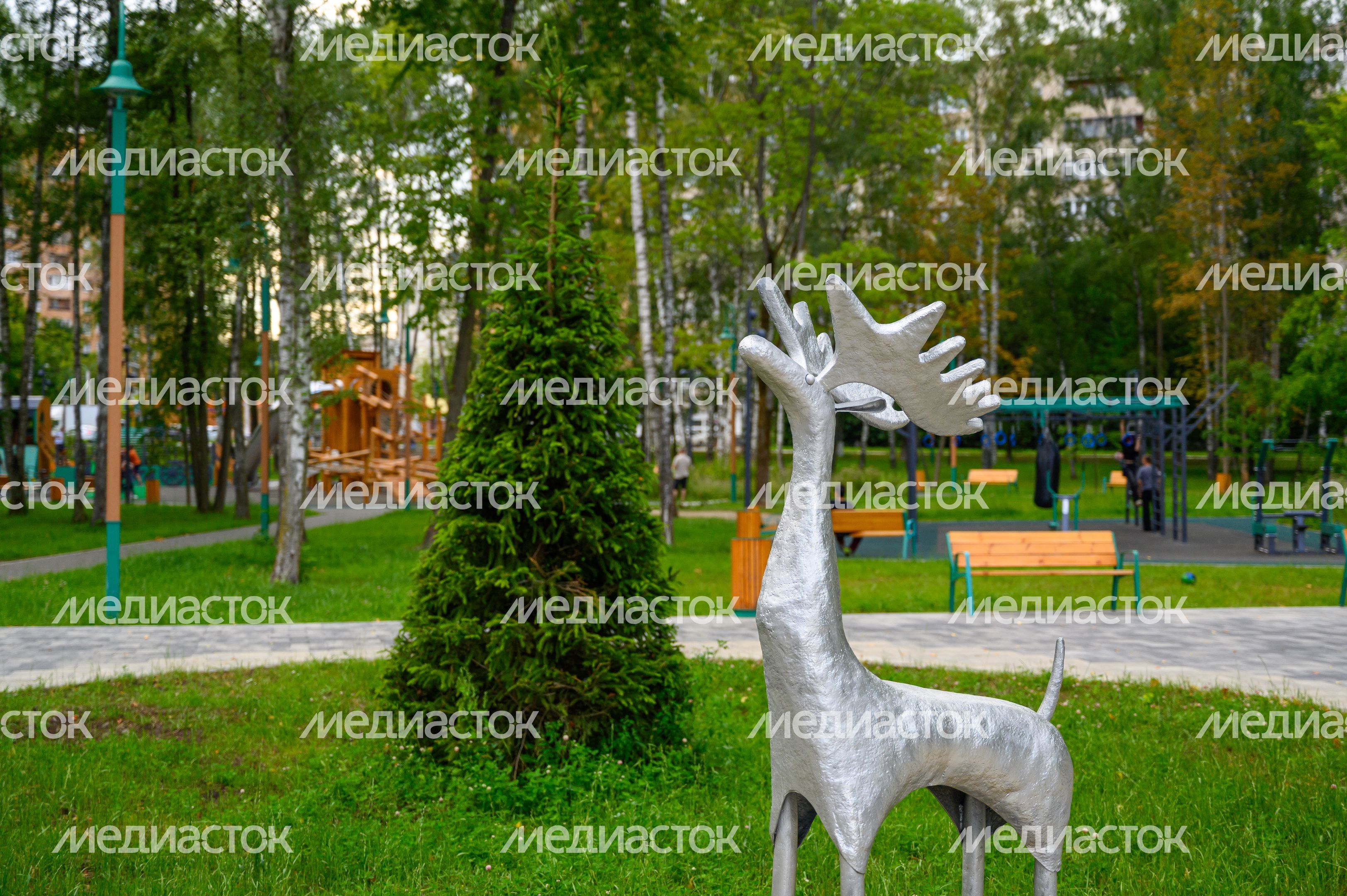 Скульптура оленя в сквере «Затишье» в Электростали летом