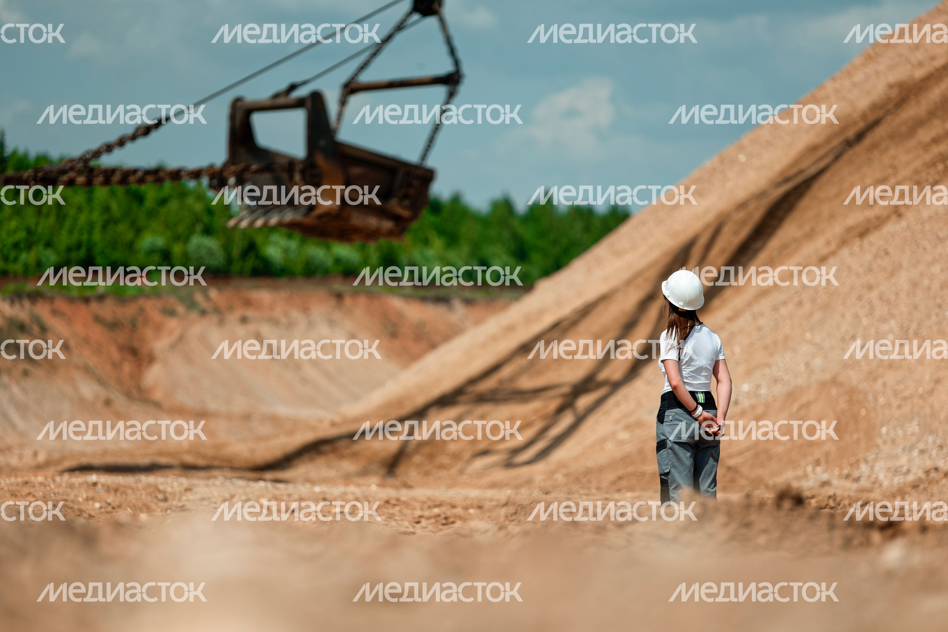 Добыча песка и щебня в Богаевском карьере у деревни Орешки Рузского округа Добыча песка и щебня в Богаевском карьере у деревни Орешки Рузского округа