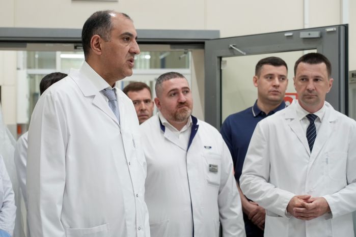 Андрей Воробьев осмотрел отделение реанимации Подольской ОКБ после капремонта и пообщался с медиками