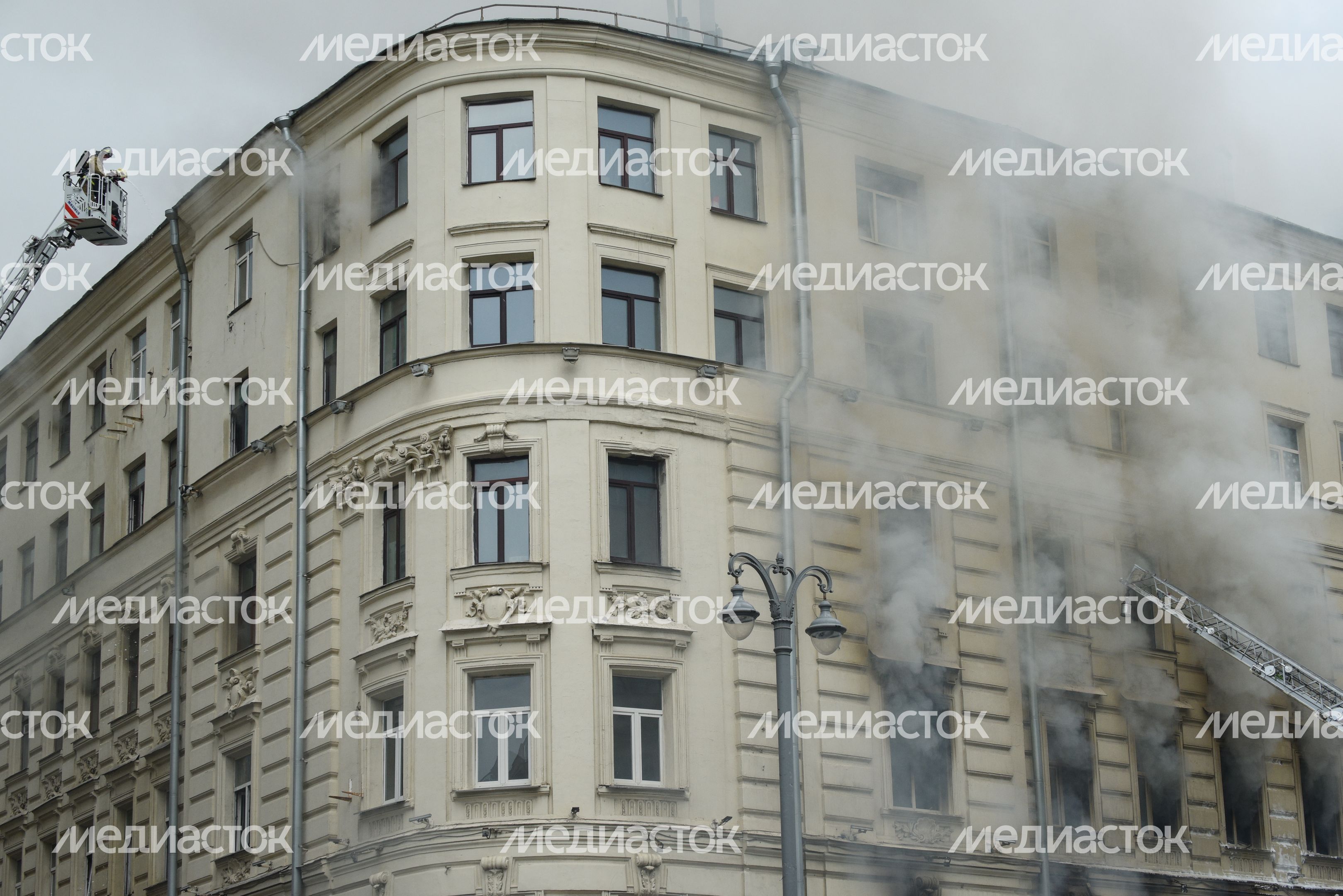Пожар в реставрируемом здании на Тверской улице в Москве