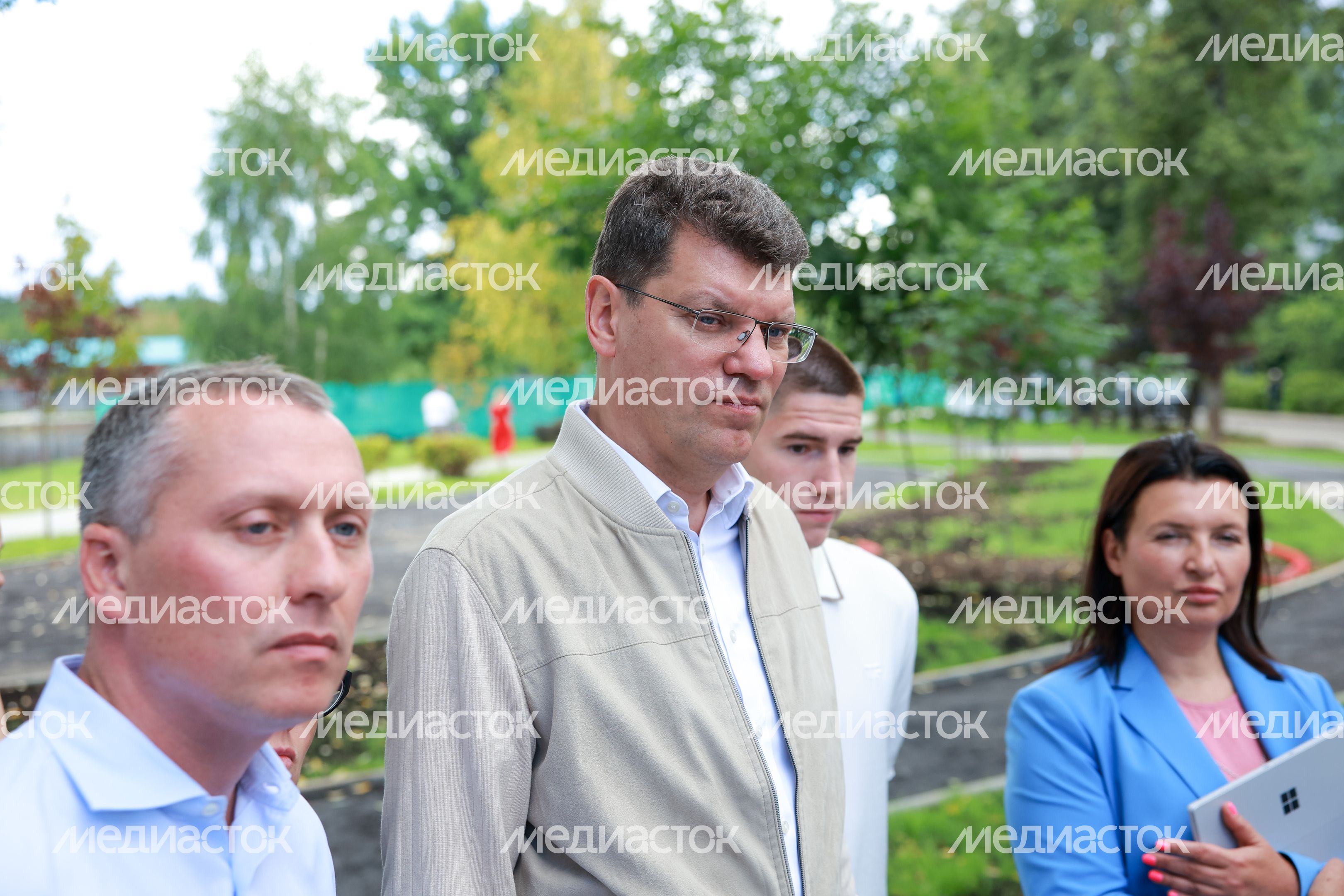 Денис Кравченко проверил ход благоустройства набережной пруда "Москвич" в Лобне