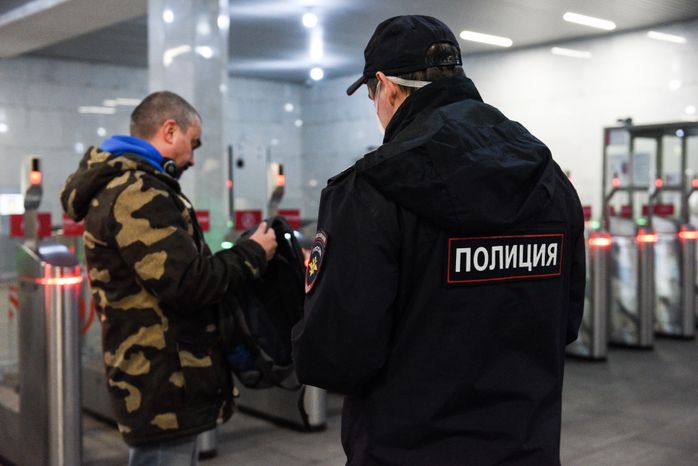 Проверка электронных пропусков в московском метро