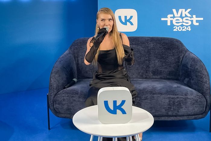 Карина Кросс на пресс-конференции VK Fest -2024 в Лужниках
