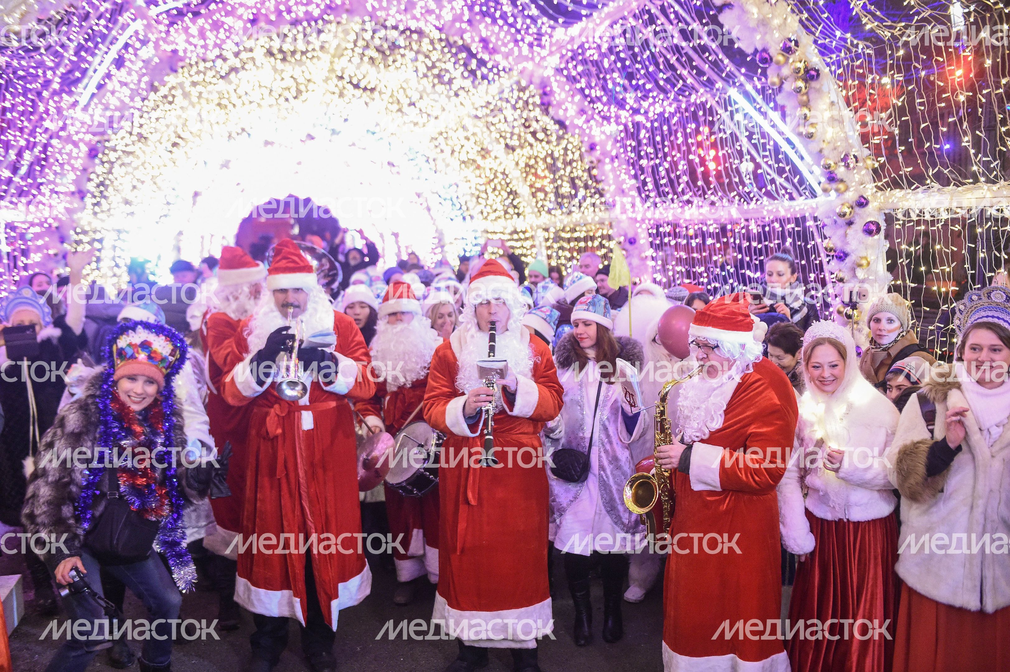 Парад Снегурочек в Москве