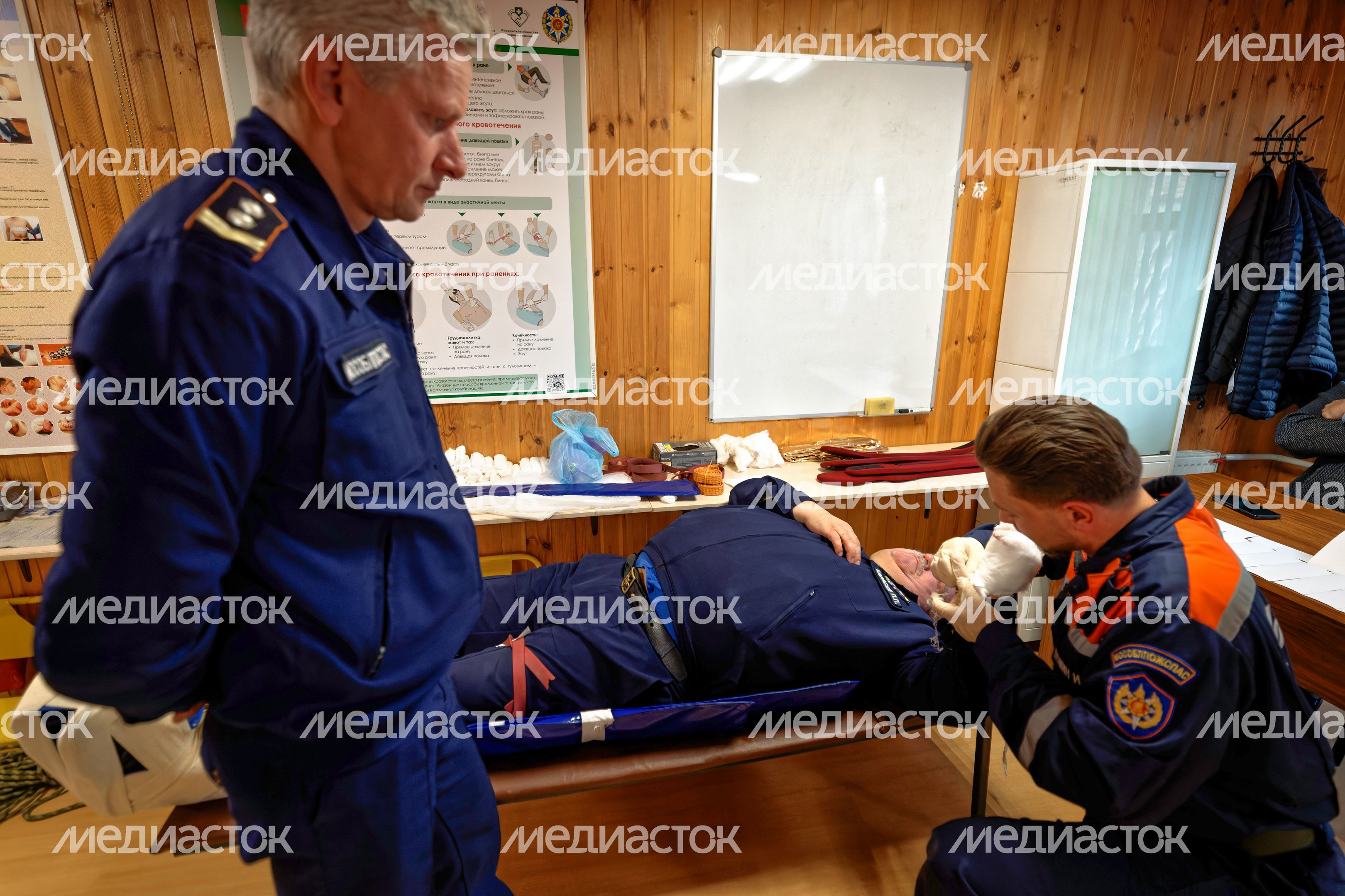 Спасатели демонстрируют навыки оказания первой помощи на квалификационном экзамене Спасатели демонстрируют навыки оказания первой помощи на квалификационном экзамене
