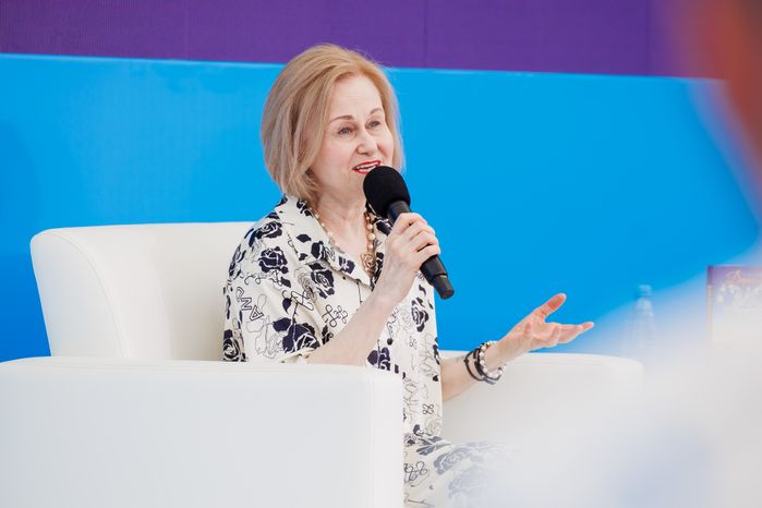 Дарья Донцова на VK Fest -2024 в московских "Лужниках"
