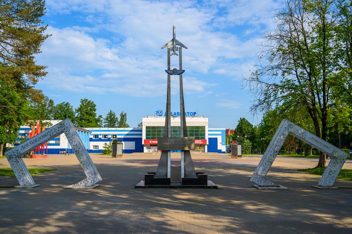 Виды Домодедово: стела основателям аэропорта Домодедово и Авиагородка