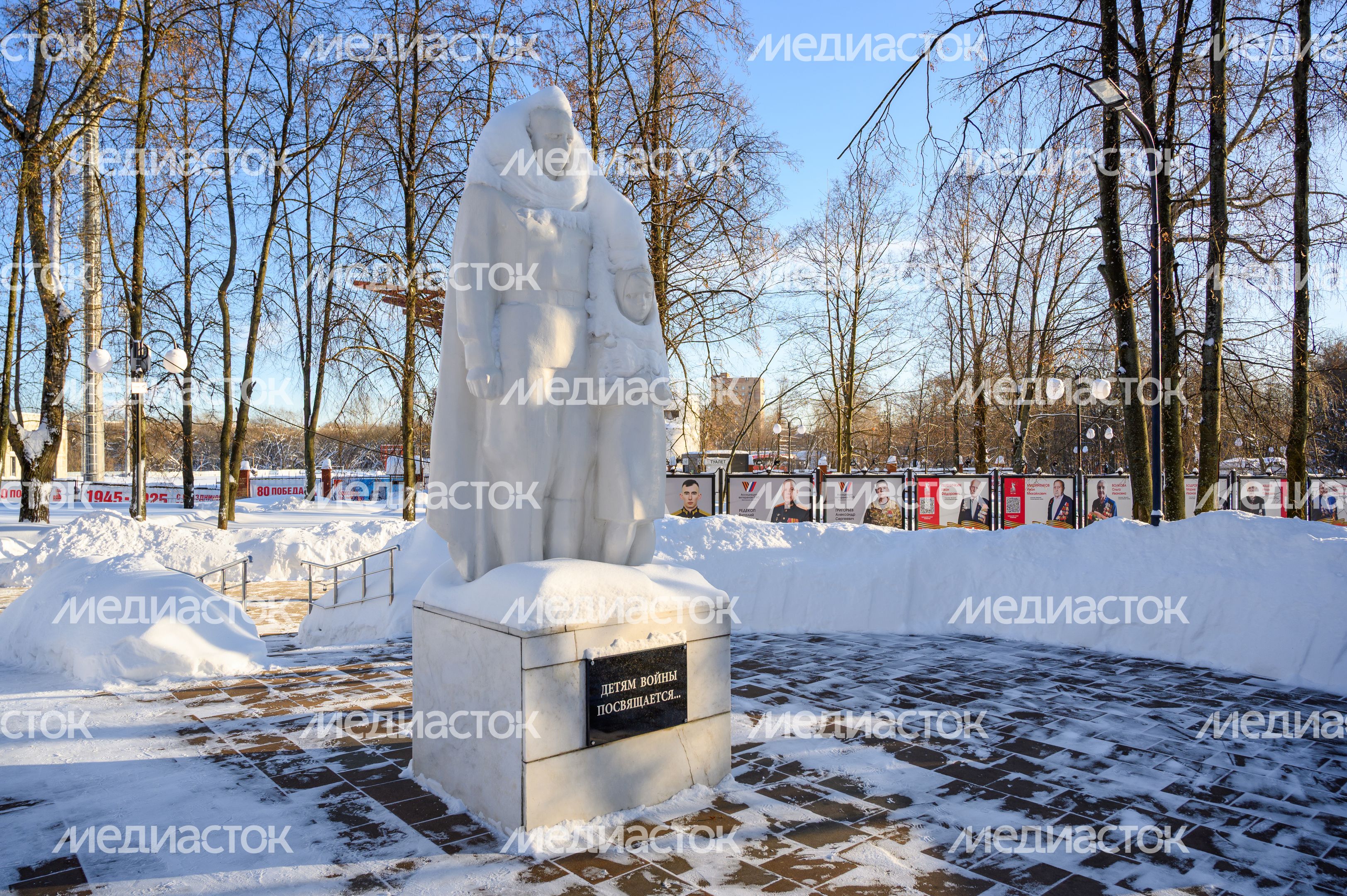 Памятник «Детям войны посвящается...» в Люберецком центральном парке культуры и отдыха зимой