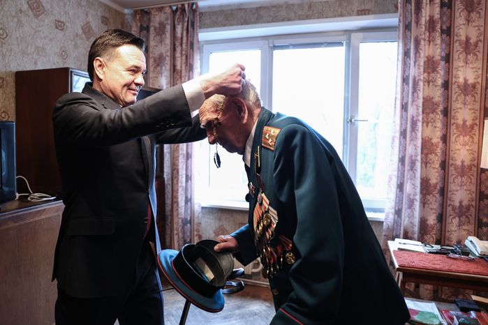 Губернатор присвоил знание Почетного гражданина ветерану Великой Отечественной войны Александру Золотову
