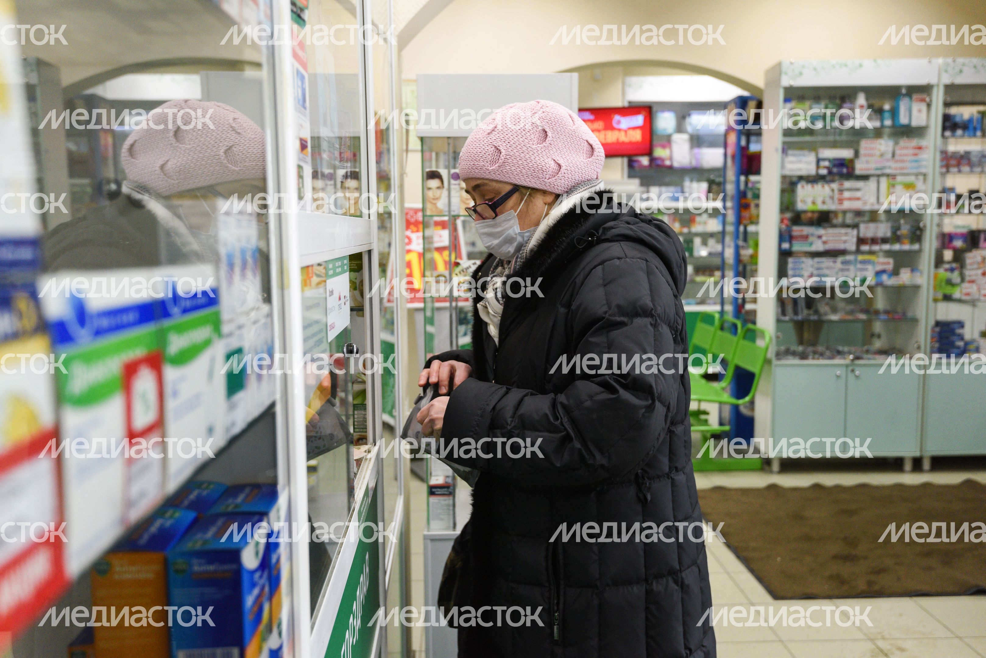 Люди в масках в период эпидемии коронавируса