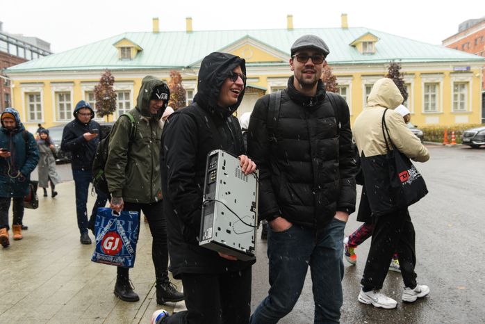 Очередь за бесплатными колонками «Яндекса» в Москве