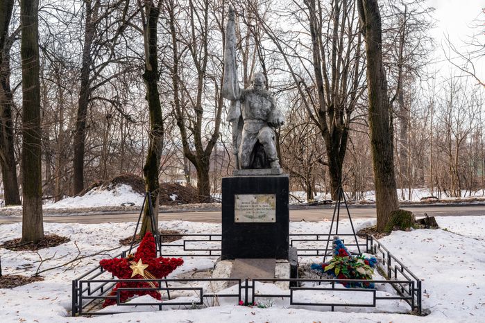 Братская могила в поселке Чашниково округа Солнечногорск